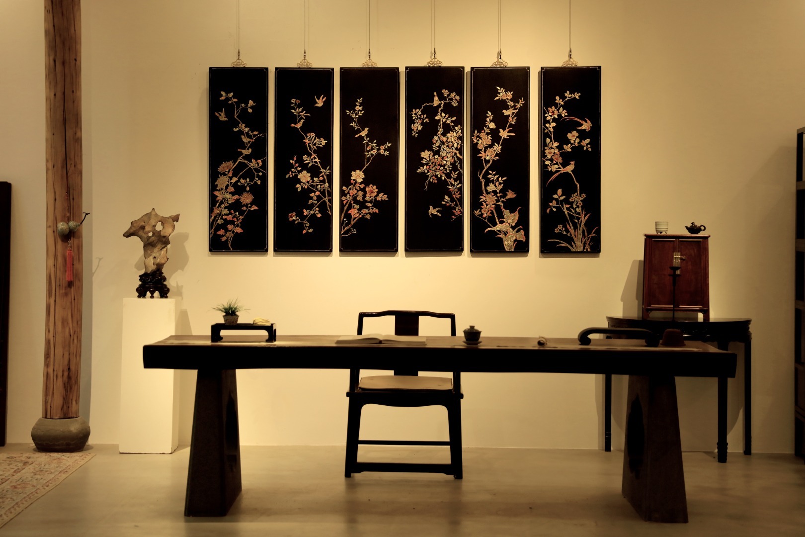 老楠木|喜鹊报春六条屏老楠木板新做，形制典雅；裱布刮灰，面髹黑漆，后又真金