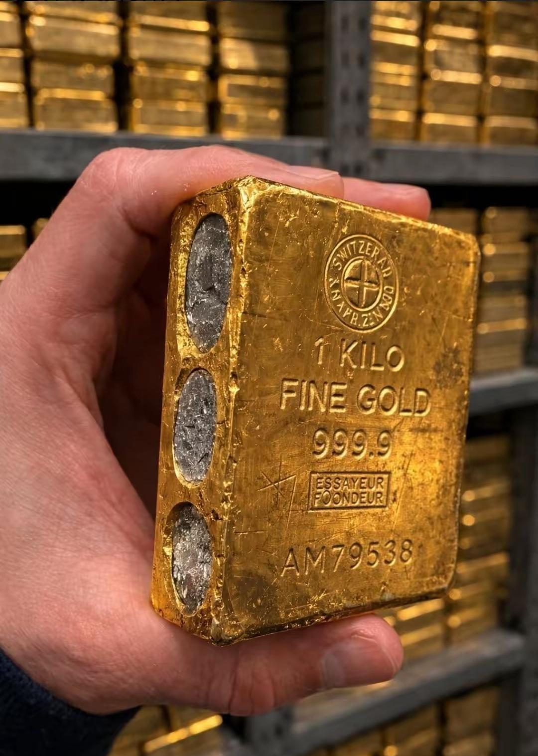 市面上又开始出现假金条了。造假手法非常隐蔽：在金条中心钻孔，嵌入钨棒，再用真黄