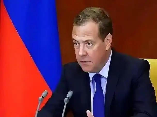 参加完伊朗国葬后，梅德韦杰夫颇为不满！难怪伊朗现在更信任中国！这次伊朗国葬，