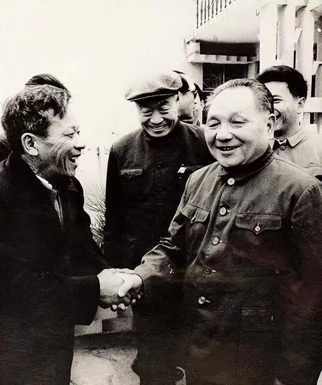 1981年，邓小平视察敦煌，兰州军区政委萧华开玩笑地对他说，小平同志你来敦煌是第