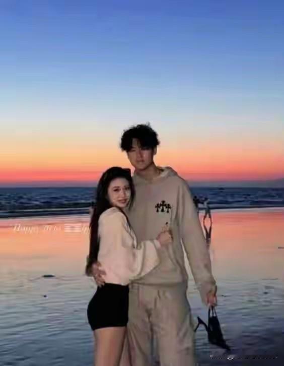 汪峰女儿小苹果官宣恋情，汪峰葛荟婕估计晚上都睡不着了，小苹果不是公众人物，她只是