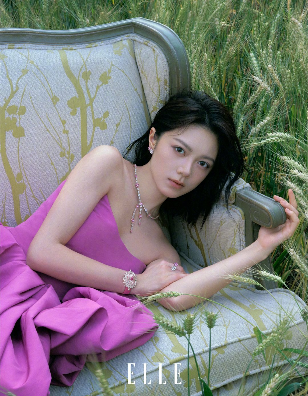 在麦麦身上看见了流动的、旺盛的生命力🥹赵今麦ELLE草地大片赵今麦旺盛的生命力