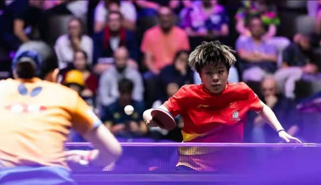 王艺迪又赢了，一拍一拍咬下来的。张本美和拼到抽筋，她还站着。中国队单打就剩她
