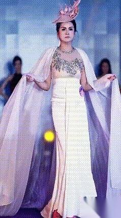 刚刷到广东小姐的选美结果，我揉了揉眼睛，以为手机给我推送了二十年前的旧闻。那妆