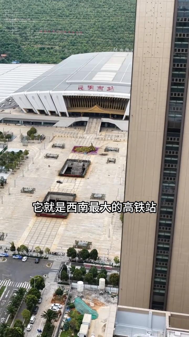 接下来看到的就是全中国最孤独的高铁站，它没建在繁华的市中心，却建在偏远的郊区，它