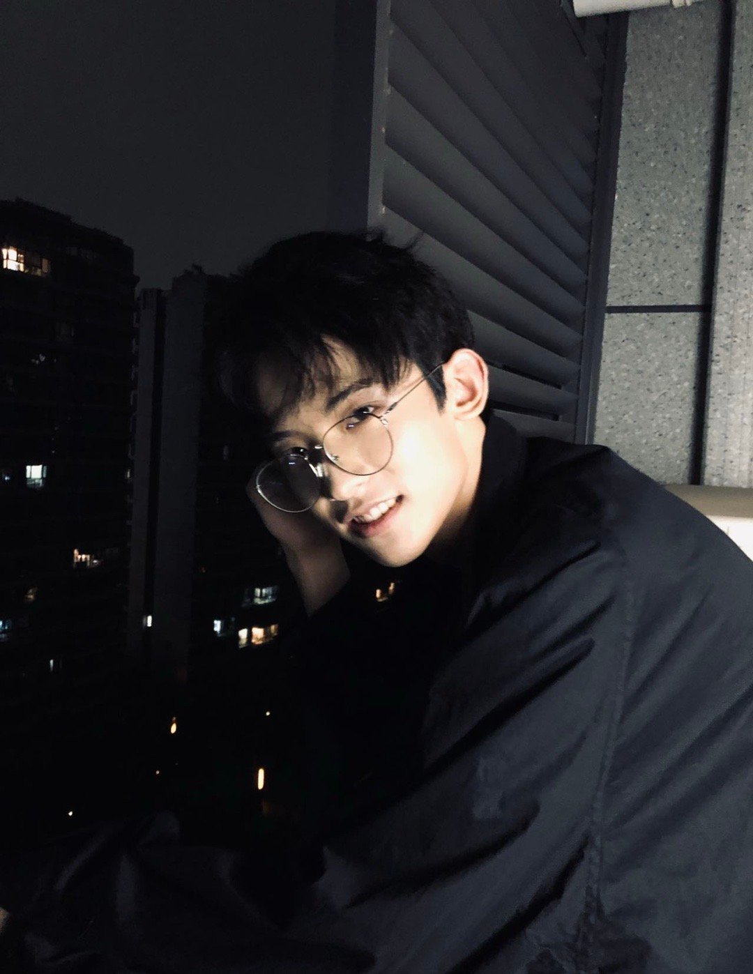 常华森这手我先抱走了论手好看我只服常华森，漫画手照进现实说的就是他，骨节分明不