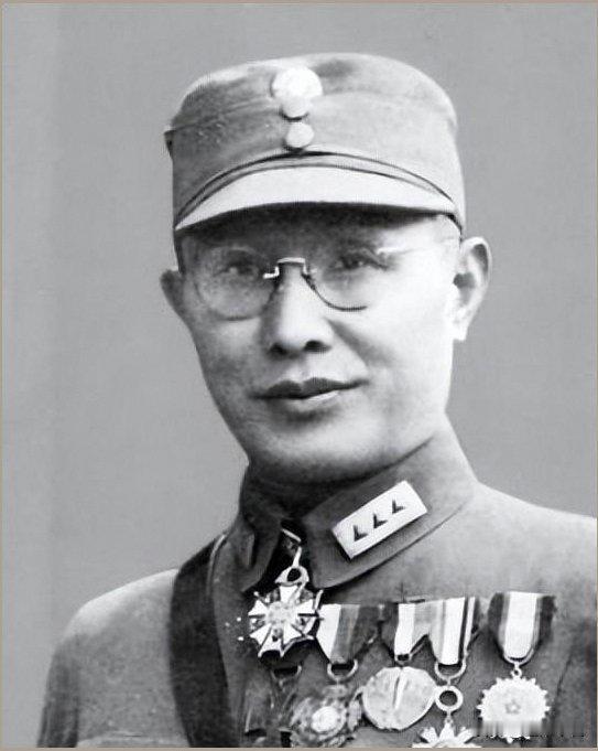 1928年蒋介石被逼下野，他求助第一心腹何应钦，对方沉默，1936年他又主张轰炸