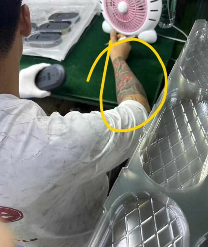 人事跟刚染过没几天的纹身员工说：人事说：你明天可以办理辞工手续了，原因非常明显