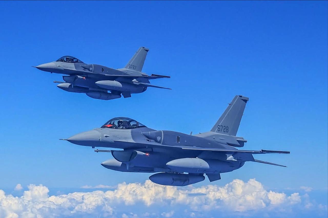 伪军开始显摆新到货的两架F-16V