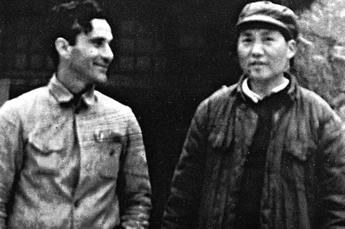 毛主席有多么不拘小节？跟斯诺打牌时，一手拿牌，一手搓泥。那是在1936年6月