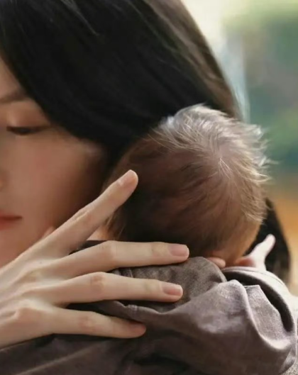 超模何穗在社交平台问了大家一个问题：“北京的爸爸妈妈你们是怎么做到，又能躲开