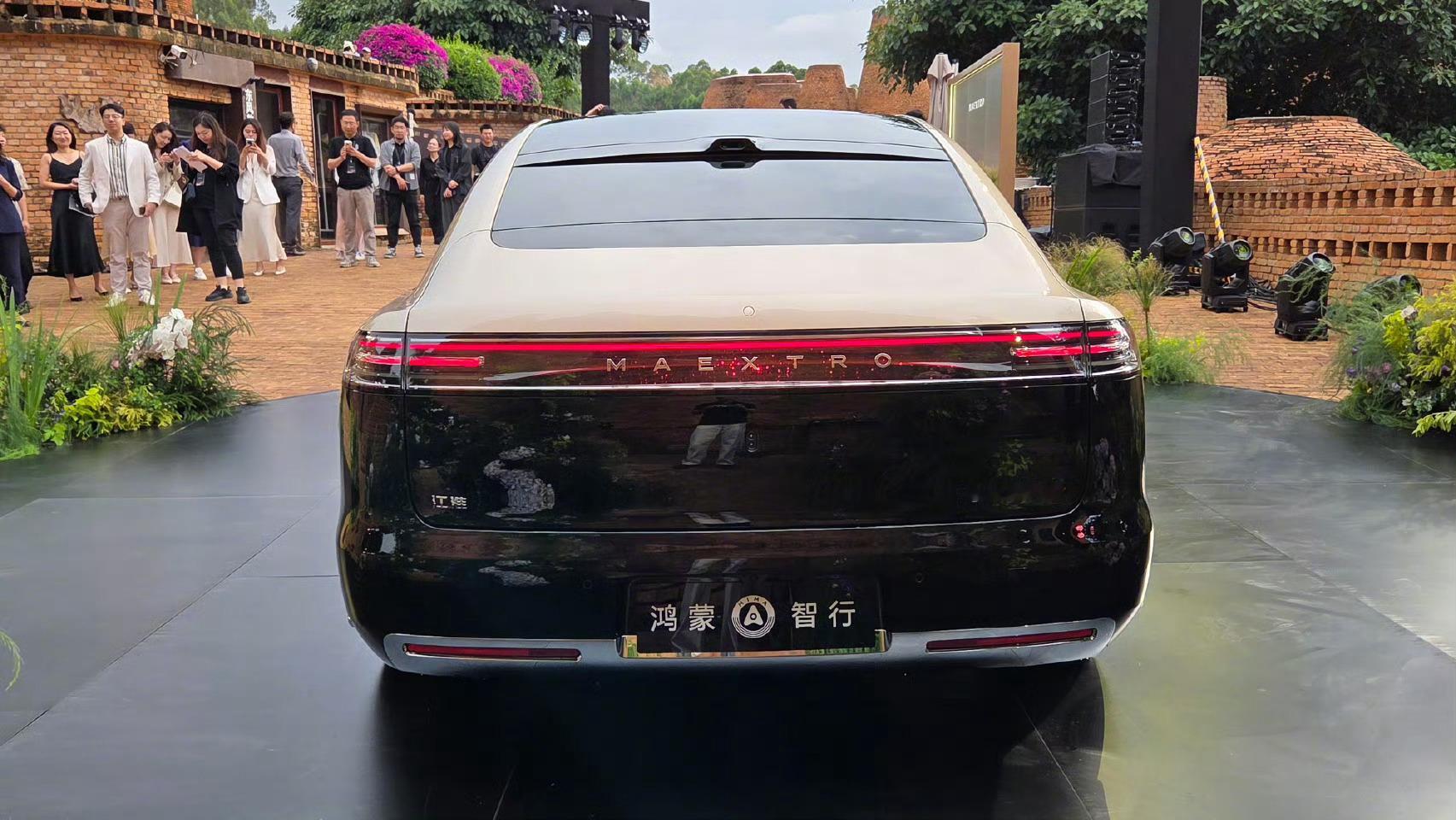 当阳光勾勒车身轮廓，5480mm×3370mm的尊界S800，用越级尺寸诠释什么