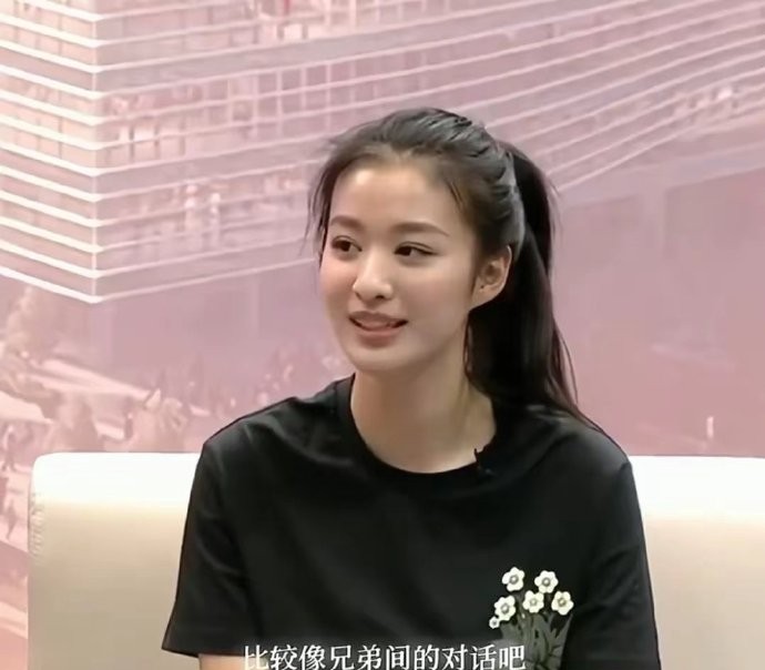 原来王楚然现实中长这样啊。不得不说虽然不是非常漂亮，但是女人味十足。