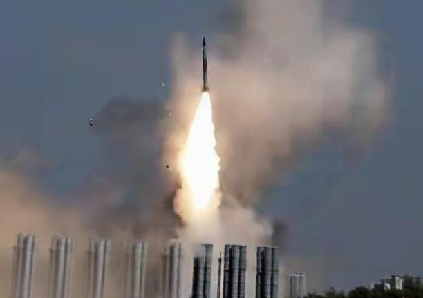 俄军现在打仗也太先进了！扎波罗热州的巷战里，“小螺钉”突击连靠新战术击毙200多