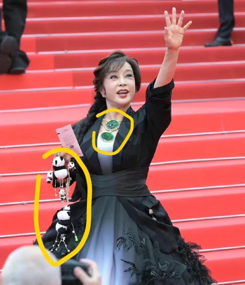 谁有刘晓庆电话给一下我呗我要问问她，脑子里究竟装了什么同样是74岁的年纪，