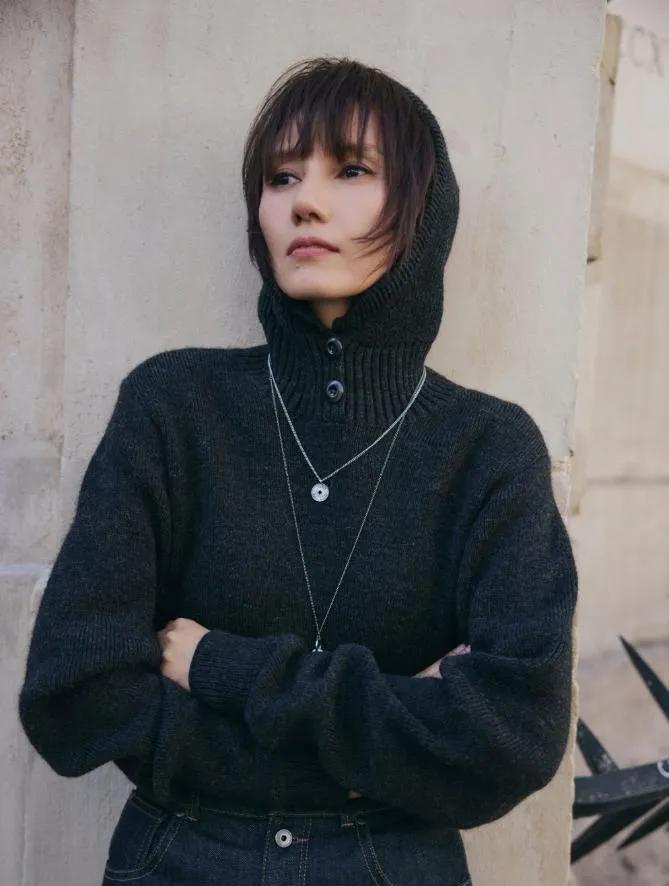 袁泉这“全黑穿搭”，把气质焊在骨子里了谁能拒绝袁泉的松弛感？一身深灰连帽高