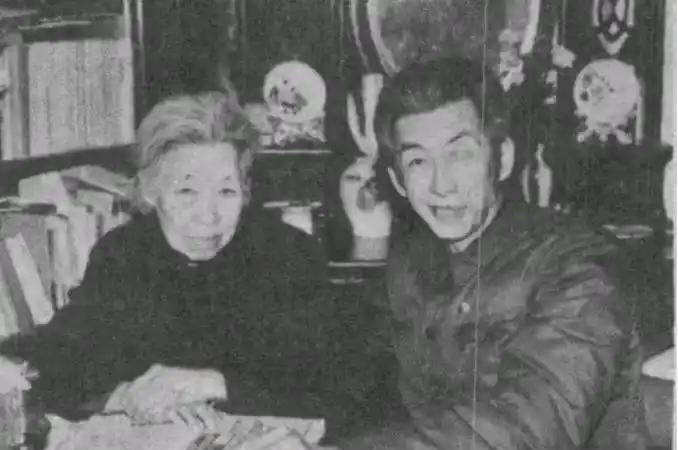 1984年，一个84岁的老太太来到政府接待处，对工作人员说：“我要捐款24亿！”