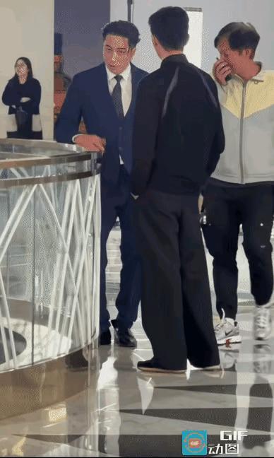 原来张智霖都54岁了，吴卓羲小他8岁，是46岁。最近网友偶遇他俩拍《璀璨之城