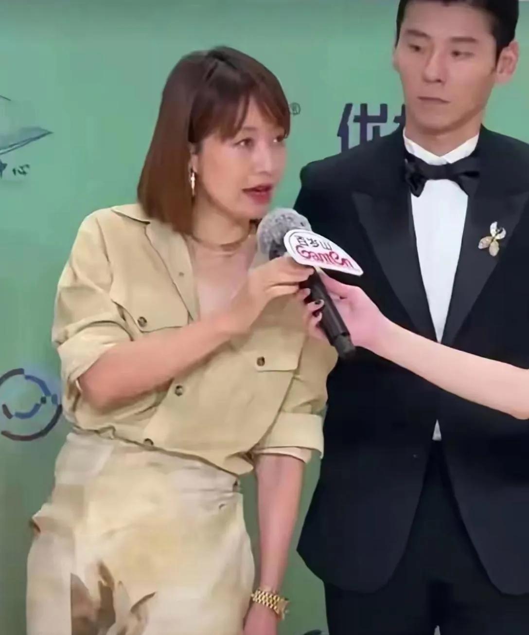 看来，马伊琍真不适合留长发，显老又显土；也不适合大笑，不美观还拉低颜值啦！你看是