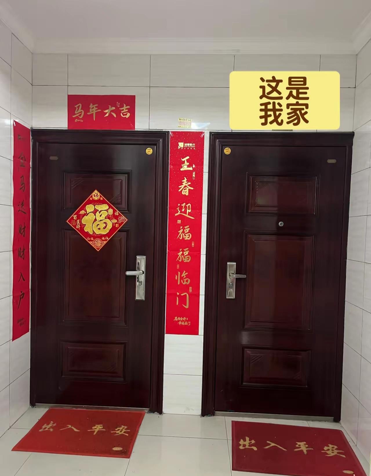 过年贴对联呀，这该怎么破呢？都没地方贴了呢。