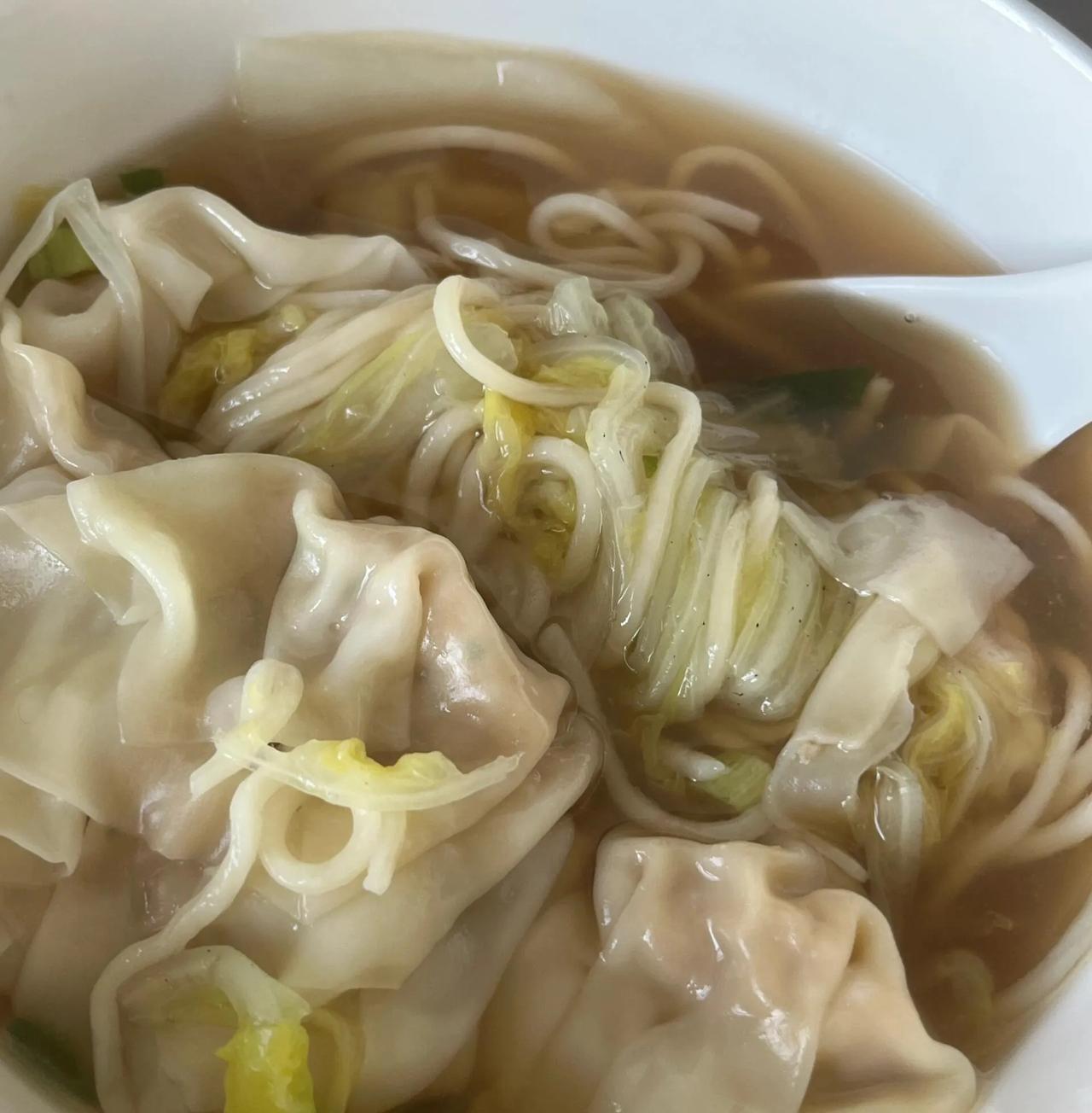 小舅去世两个月，姥姥精神状态不好，双肾衰竭发烧在住院中。大姨家鸡飞狗跳，无暇