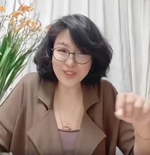 她真的老到认不出了，看样子就是普通的大妈了，这哪是当年那个风情万种，魅力无限的赛
