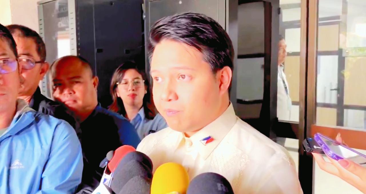 菲律宾人民党党代表拉曼萨雷斯周四表示，他将支持菲律宾参议院弹劾法院要求的众议院决