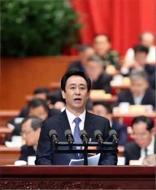 我看：许家印是咱全国最大的赢家，60岁之前，许家印他享尽了荣华富贵，美女如云，过