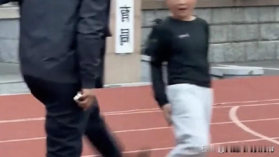 一分五十的水平，跑了四分钟，这是怎么跑的？据视频11月7日报道，辽宁某学校，