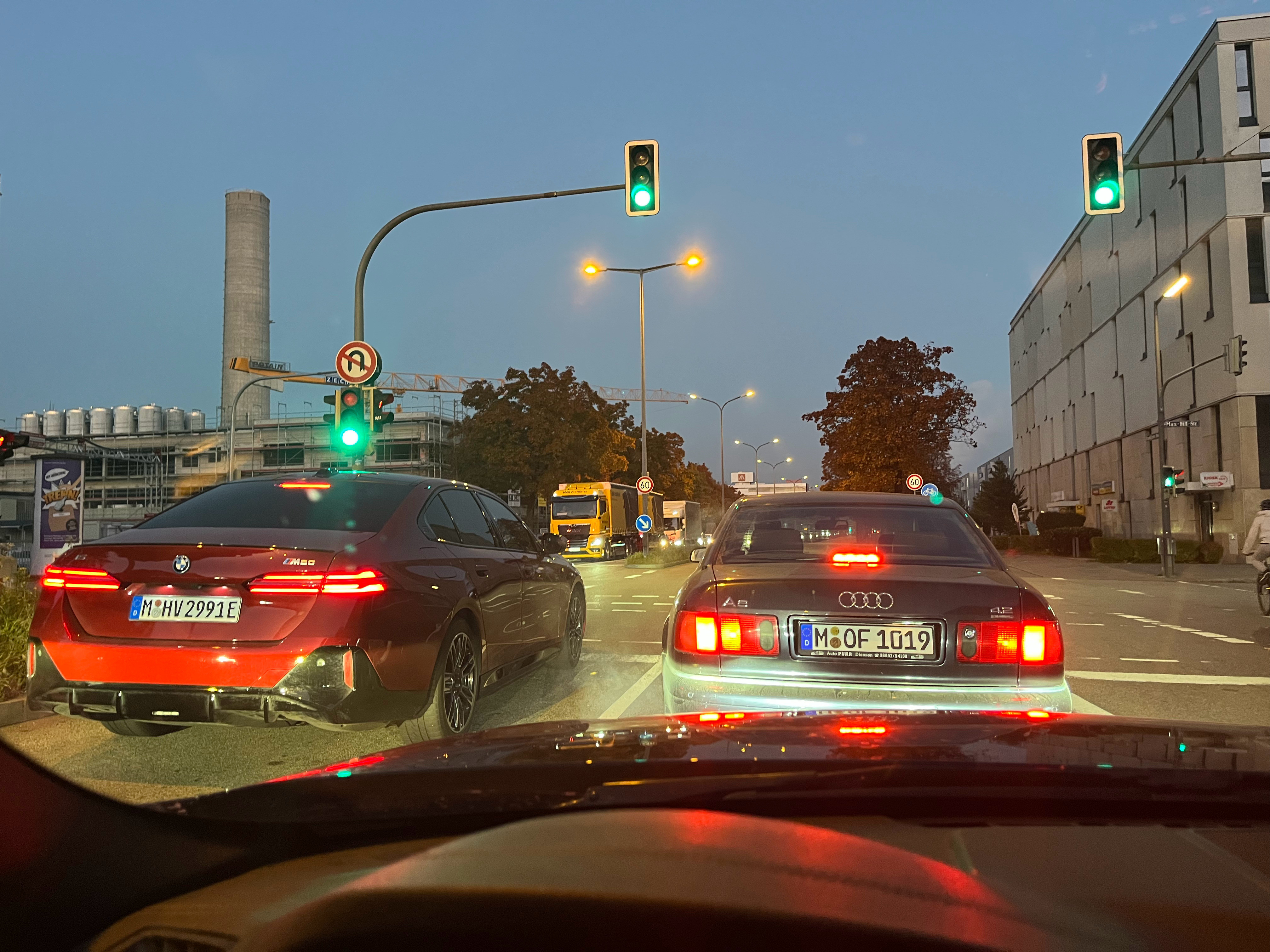 右边可是A8啊，看着比左边5系小一圈[doge]当年的A84.2yz77聊车