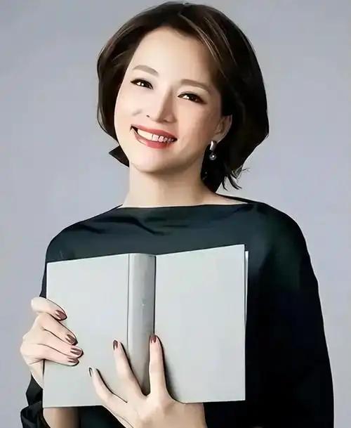 董卿铁了心要嫁给35岁的百亿富豪密春雷，母亲却苦苦劝她：“他比你小5岁，离过婚，