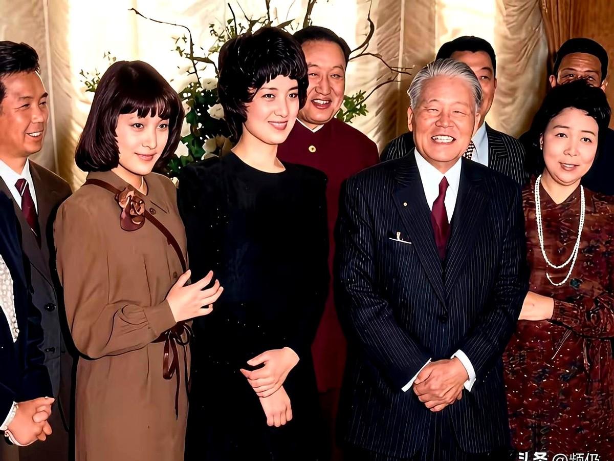 一张罕见老照片，揭开70年代末中日友好的高光时刻。刚走出沉寂的影坛泰斗赵丹，
