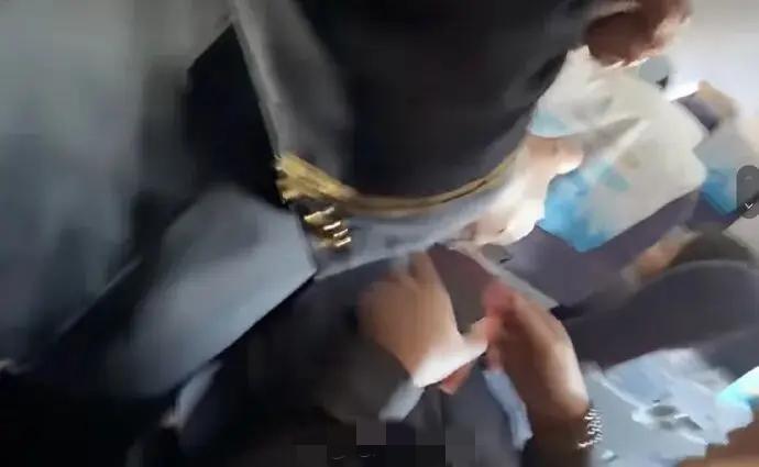 “憋着不难受吗？我这老烟民了”，老烟民在四川飞往尼泊尔的航班上吸烟触发烟雾报警器