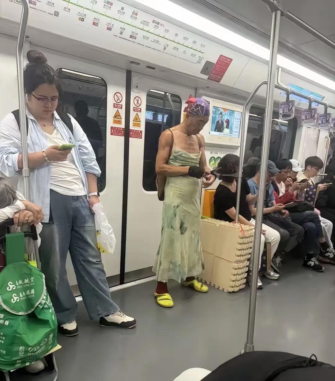 地铁上看见一六十岁左右的男子，穿了件吊带裙，头上包条红花纱巾，活像从哪个年代的剧