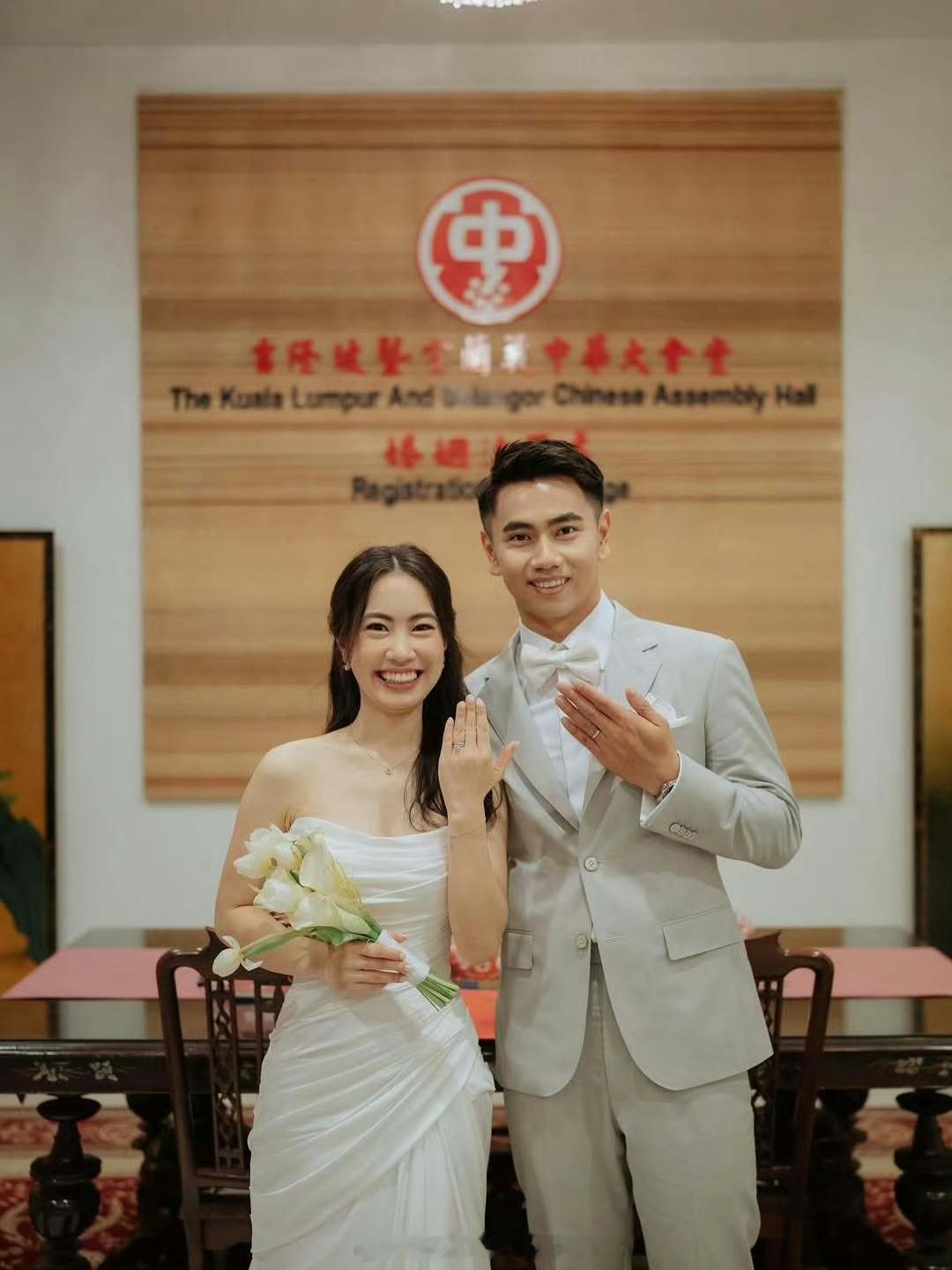 大马现役男双名将吴世飞昨日和女友领证看来昨天是个好日子[大笑][大笑]