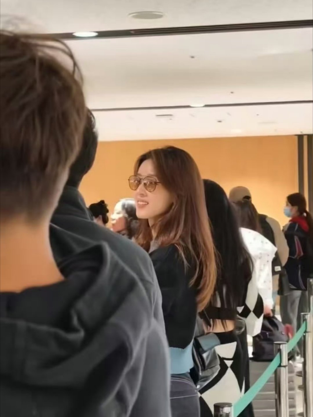 章泽天卷发拉直了章泽天在大阪关西机场被偶遇，标志性卷发已拉直为长直发。路人描述其