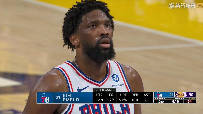 湖人险胜！詹姆斯17+4+10，小里怒吼庆祝，老詹拥抱恩比德