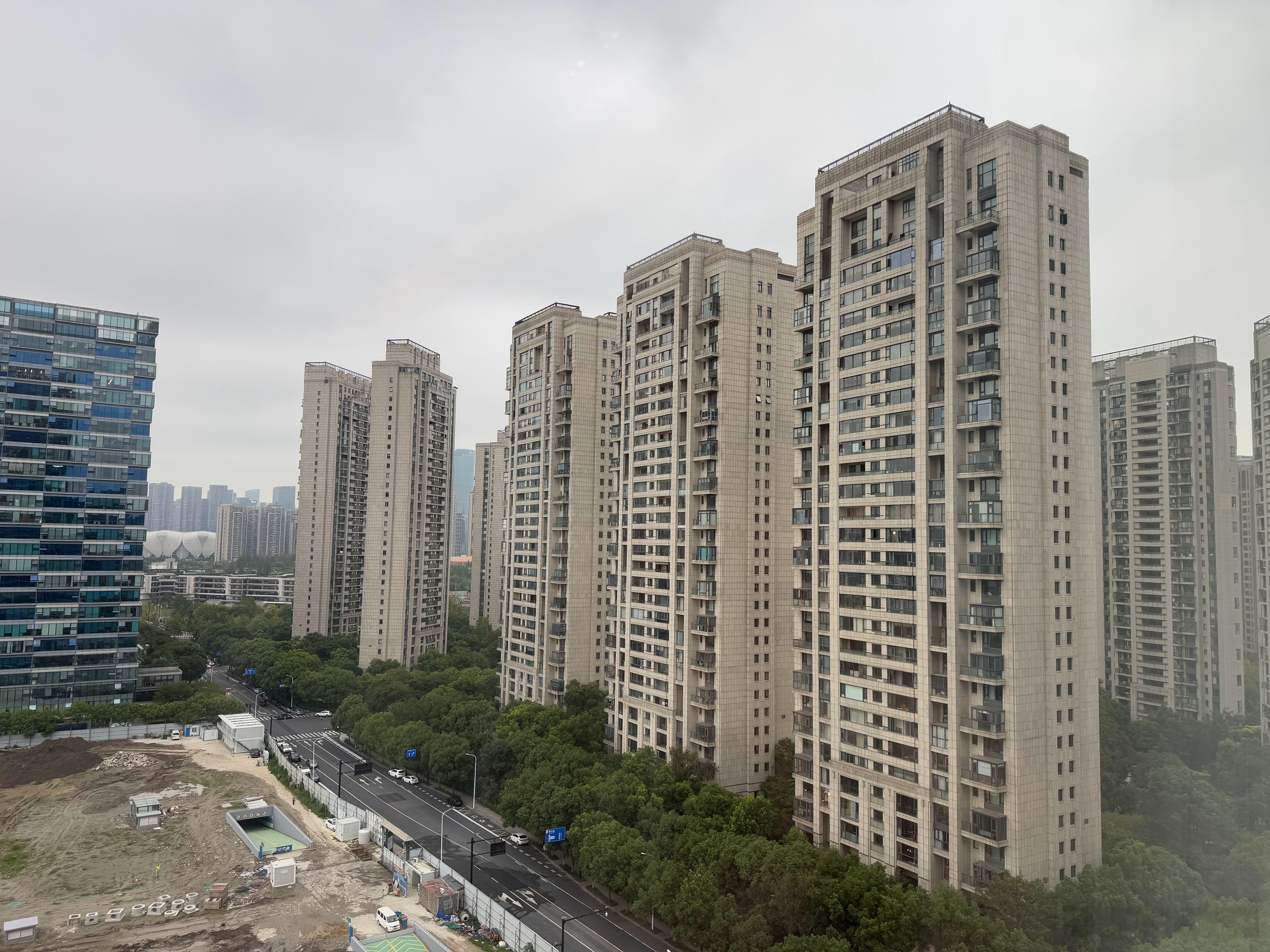 杭州滨江寰宇天下规模不小分了好几个区虽然不是新房但小区位置非常好钱塘江一线江景房
