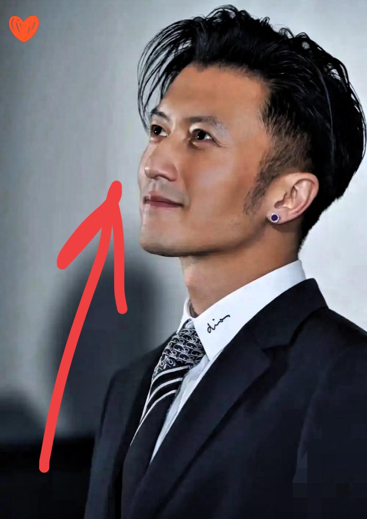 谢霆锋年轻的时候接受采访，当他得知自己登上香港富婆最想包y的排行榜第二名，他的第