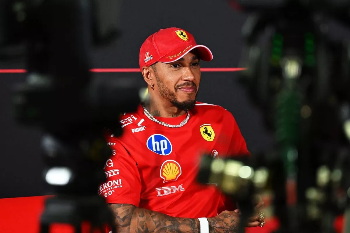 F1霍纳与法拉利传出绯闻之际，汉密尔顿对比瓦塞尔表达了强烈支持汉密尔顿：“我认
