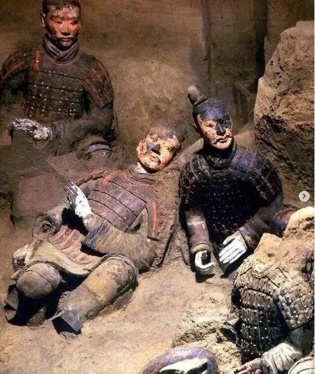 最里面的兄弟，端着酒碗劝说:“来，再干一碗！”躺着那兄弟说:“别吱声，