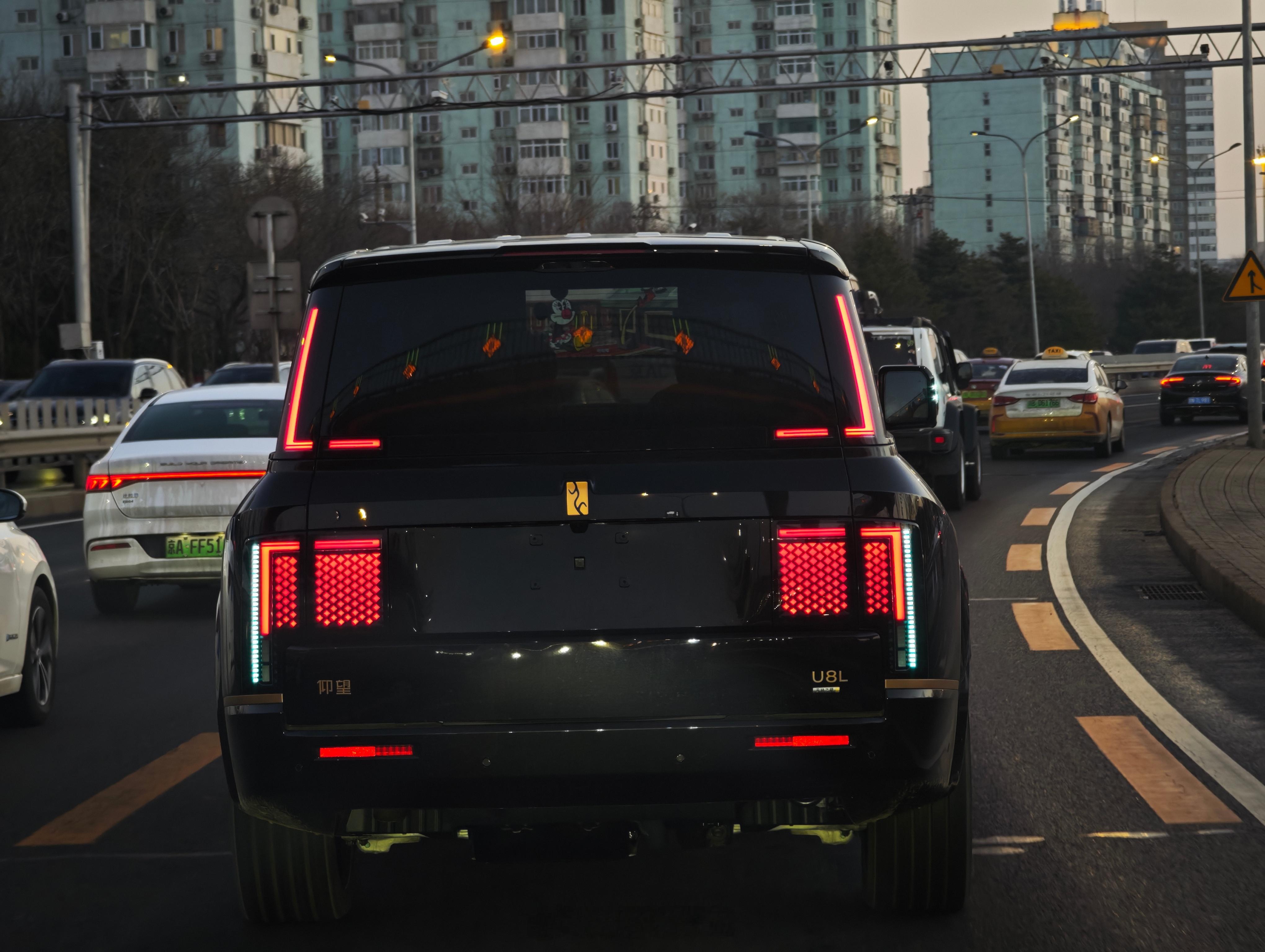 别说这仰望U8这大金标，这小蓝灯开，这灯全亮，多少有点霸气仰望u8