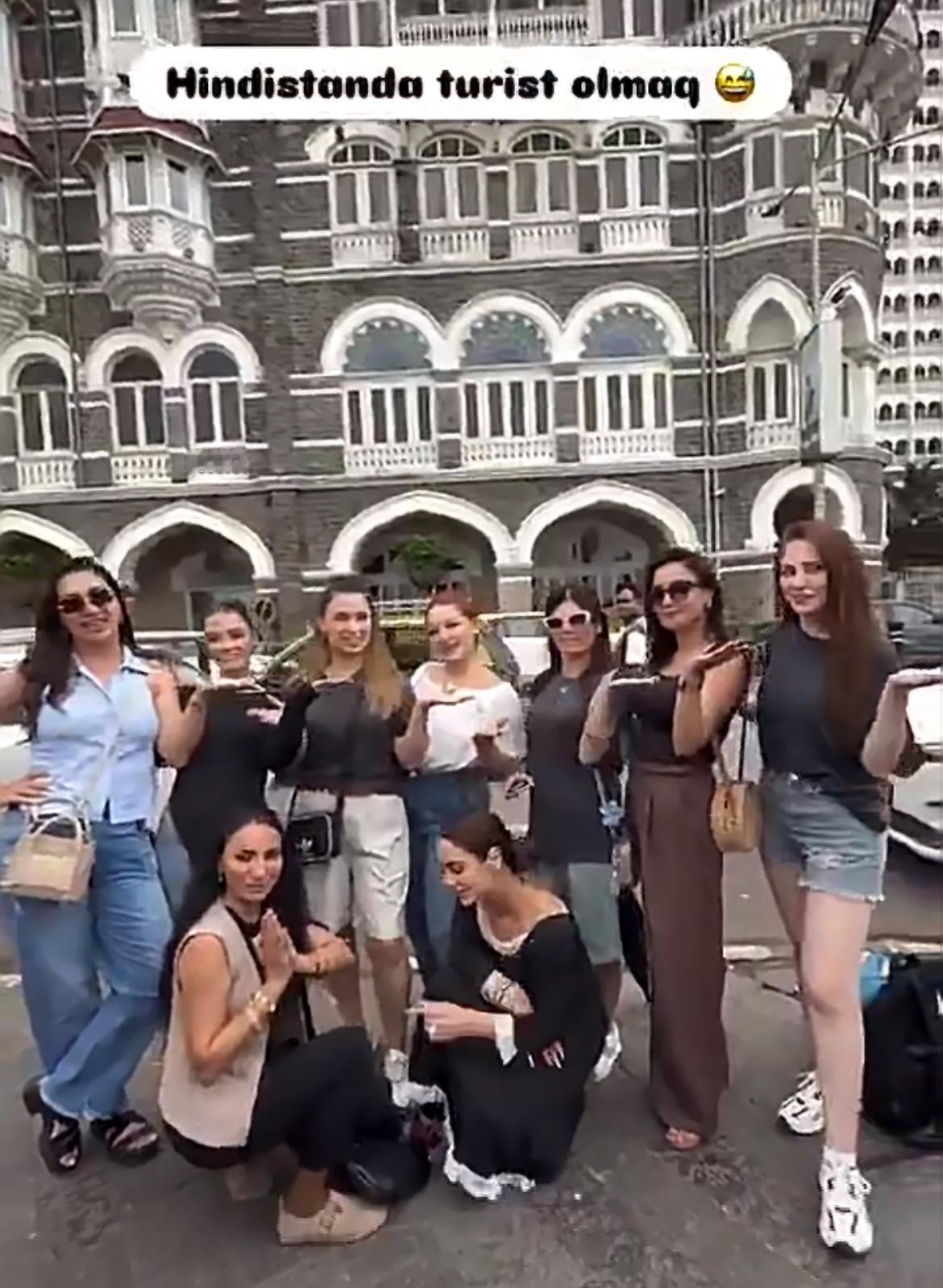 阿塞拜疆女性旅游团到达印度后受到了热烈的欢迎，表示印度是个很安全地国家，犯罪率很