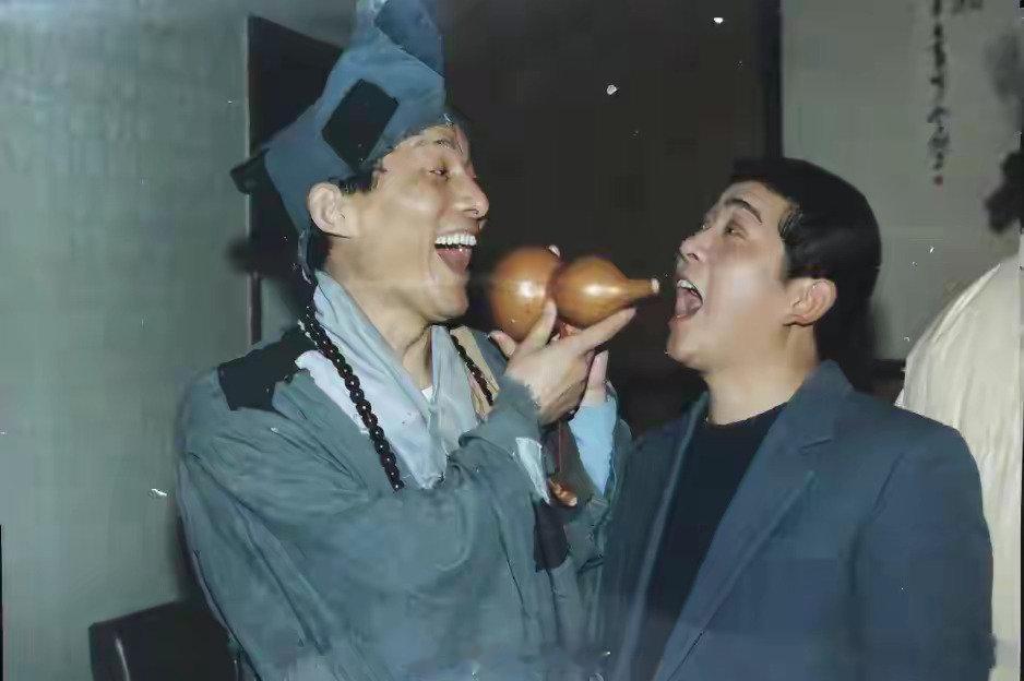 80年代末，刘欢与游本昌的旧照，这是某次节目后的聚餐。图中二人都很年轻，如今都已归作尘土，看完不胜唏