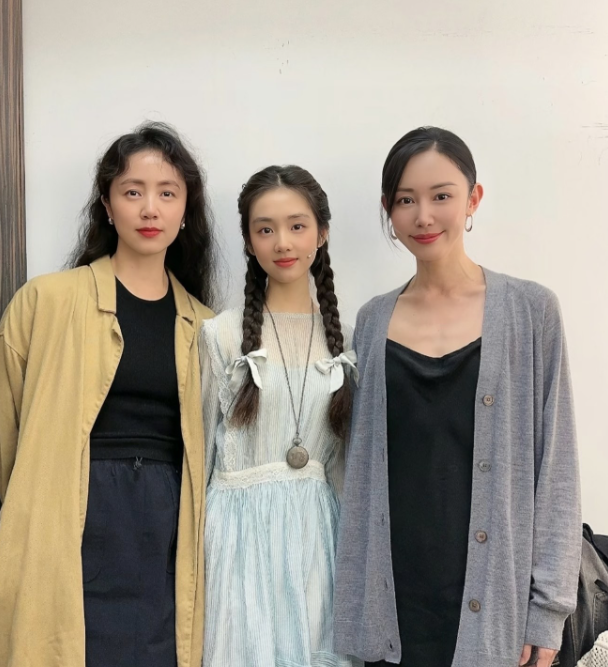 黄磊的女儿黄多多梳着两个大辫子，显得格外温婉动人，妥妥的大家闺秀一枚。这么好的苗