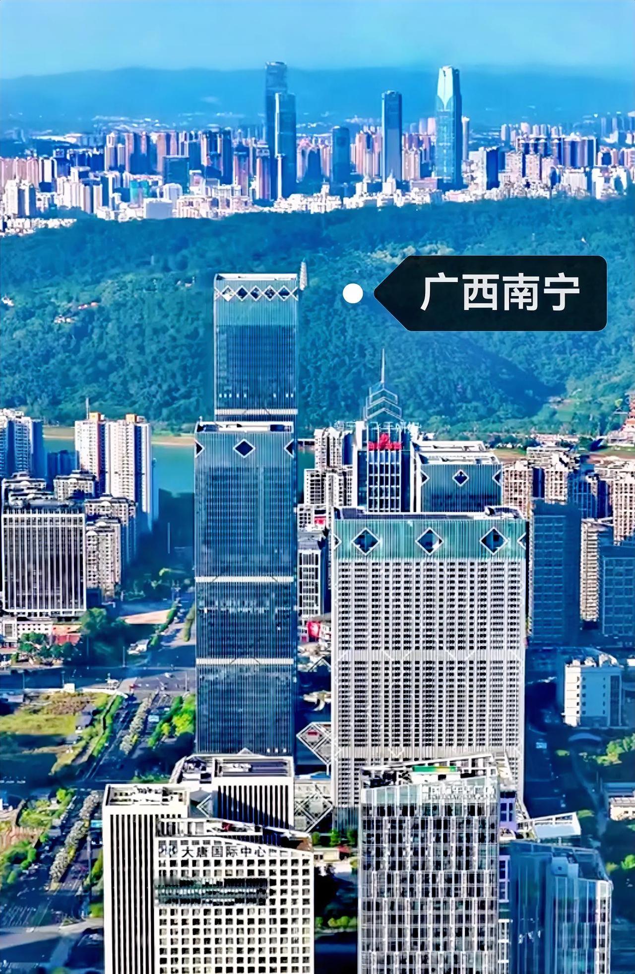 这广西南宁的城建，特别是地形和城市的建筑，搞得像一线城市一样。可以说是，论广西南
