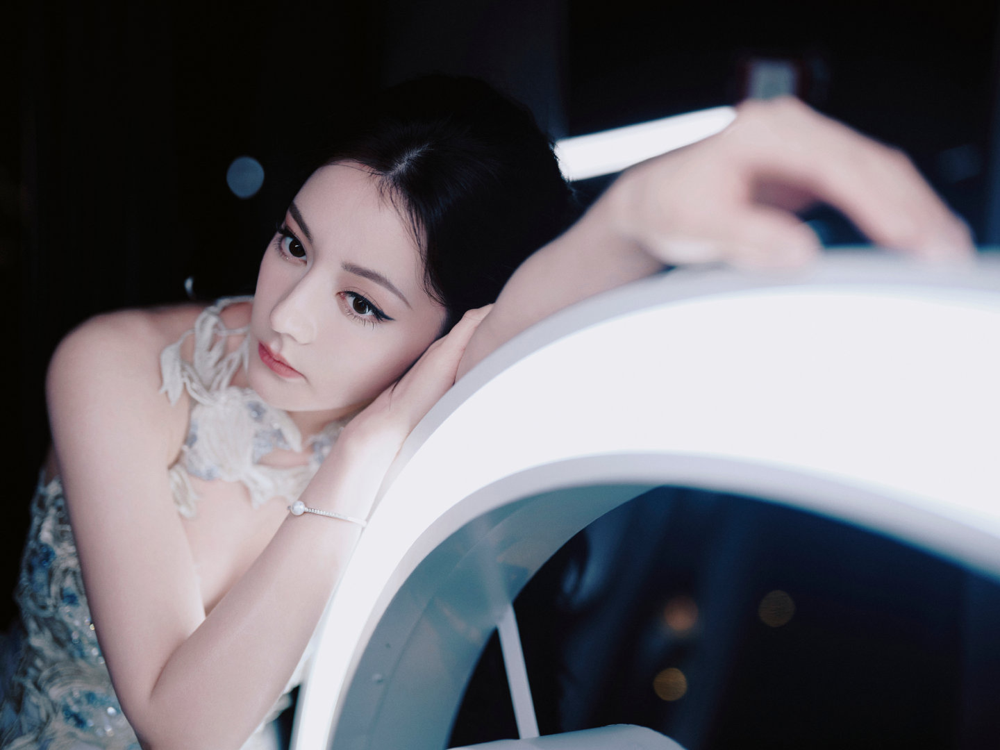 迪丽热巴身着精致华服，在光影交错中尽显优雅高贵气质​​​