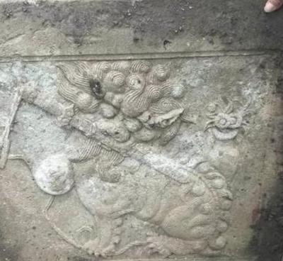 2009年，浙江的老陈因和媳妇吵架，便自己去河边洗衣服。抡起棒槌捶下去时，青