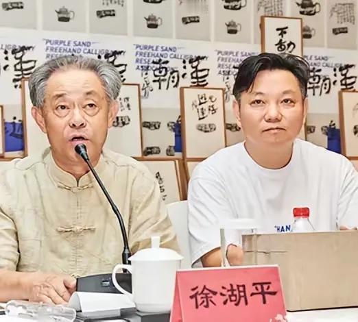 上阵父子兵，肥水不流外人田，徐湖平太懂人性了，自己“偷”出来的文物当然只有交给自