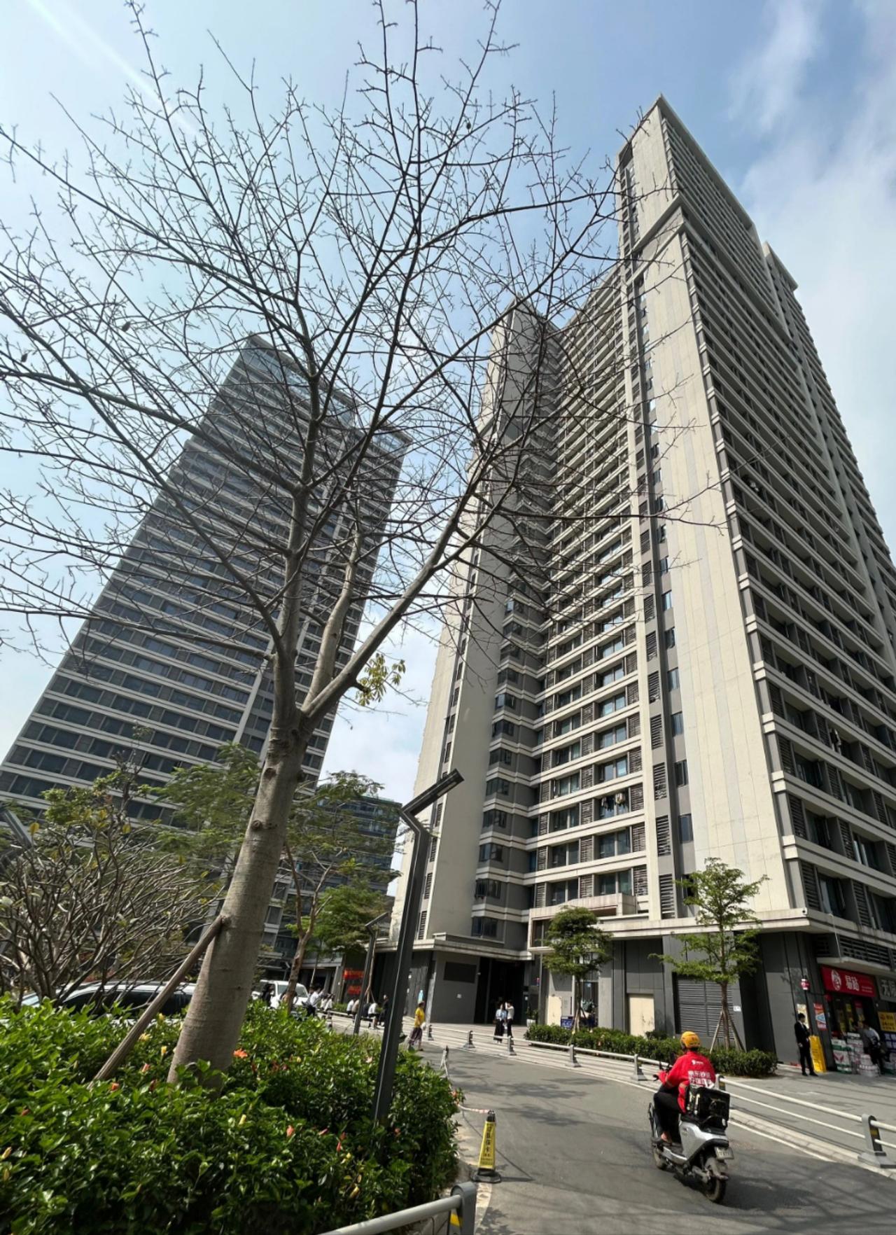 在广州打拼久了，总想找个压力小、生活方便、还适合养老的地方。没想到在金沙洲，让我